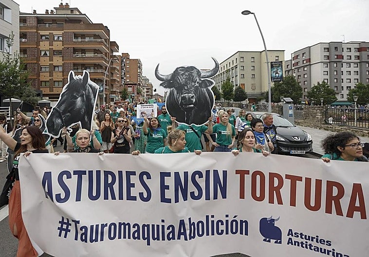 La pancarta de Asturies Antitaurina encabezó la manifestación contra la tauromaquia.