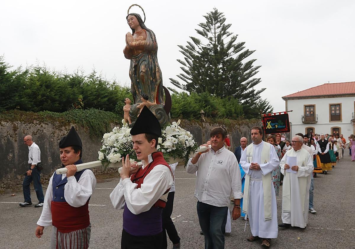 Procesión de la imagen de Nuestra Señora de Contrueces, este domingo, en el Santuario gijonés.