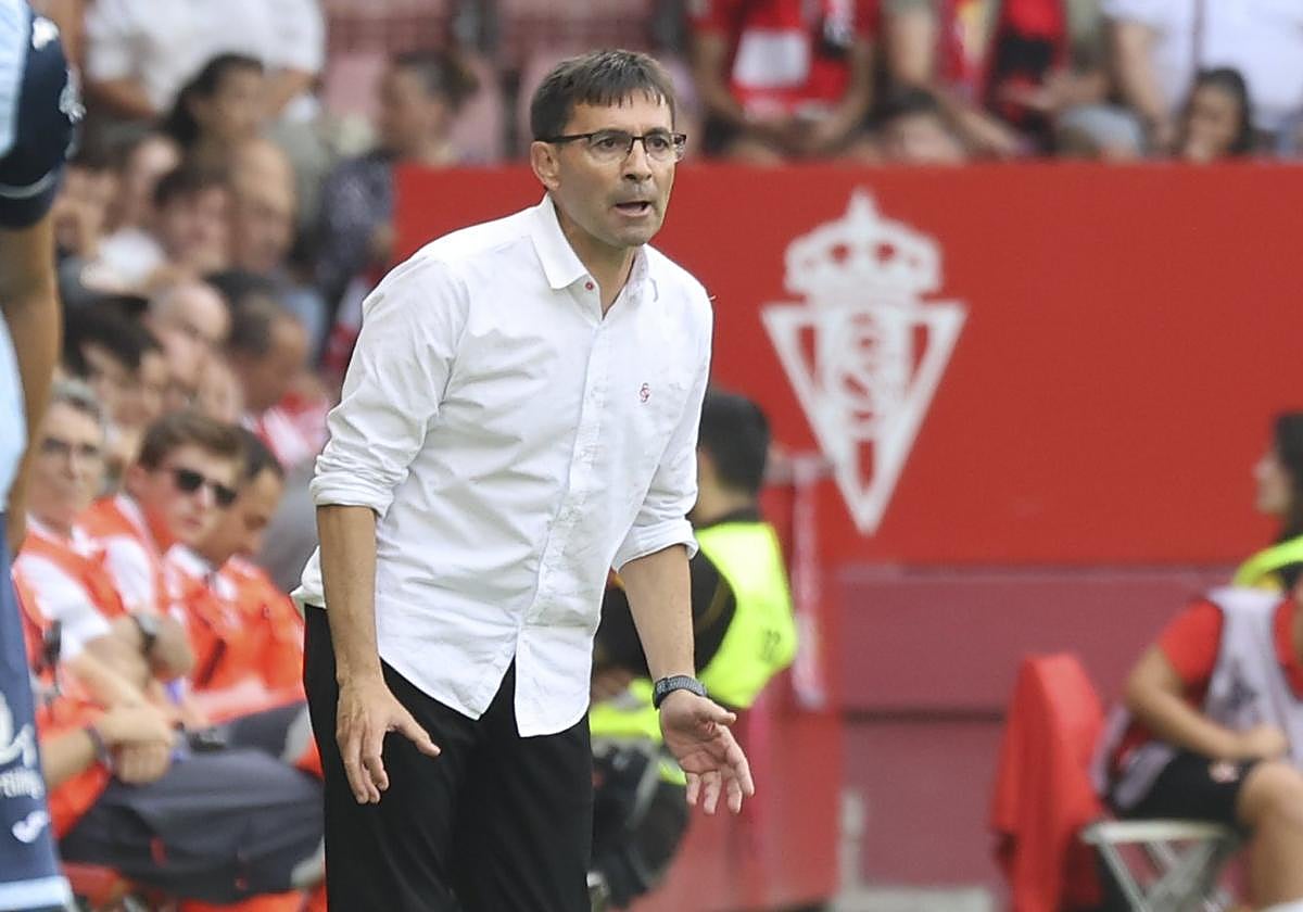 Asier Garitano siguió el encuentro de forma activa desde la zona técnica.