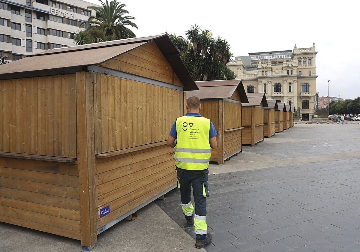 Instalación de las casetas del Festival de la Sidra Natural que se inaugura este viernes, día 22, con el Mercadín de la Sidra y la Manzana.