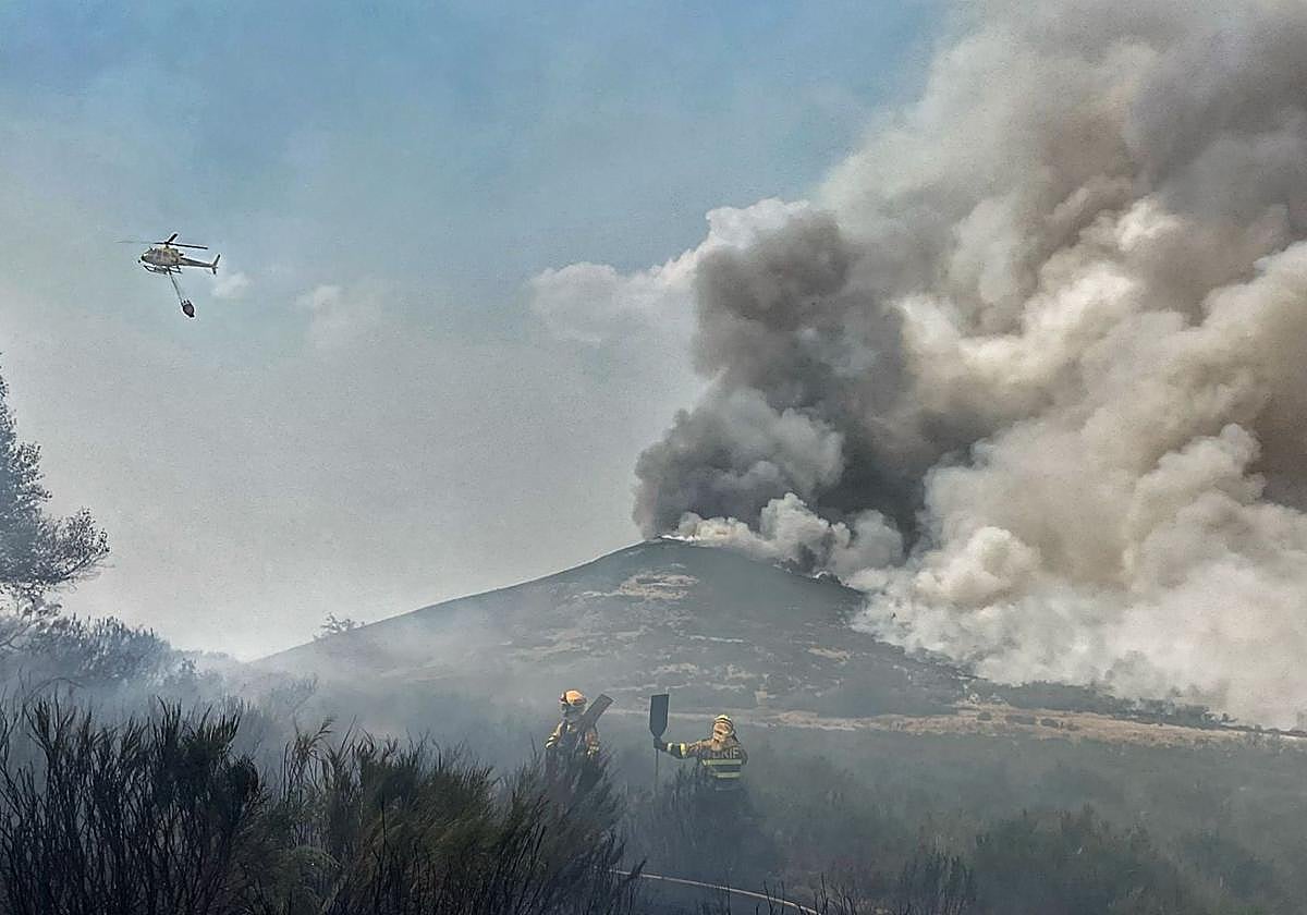 Incendios forestales en Asturias | El viento del Norte y la niebla dan ...