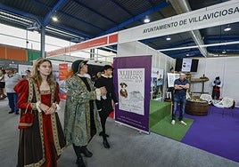 Carlos V, en el centro, llega al estand de Villaviciosa en la Feria de Muestras junto a la Infanta Leonor y Lauren Vital.