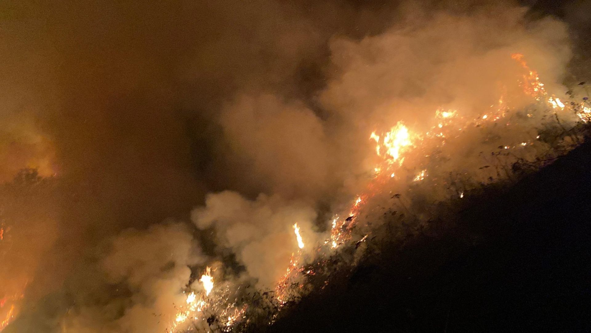 Incendio en Genestoso (Cangas del Narcea)
