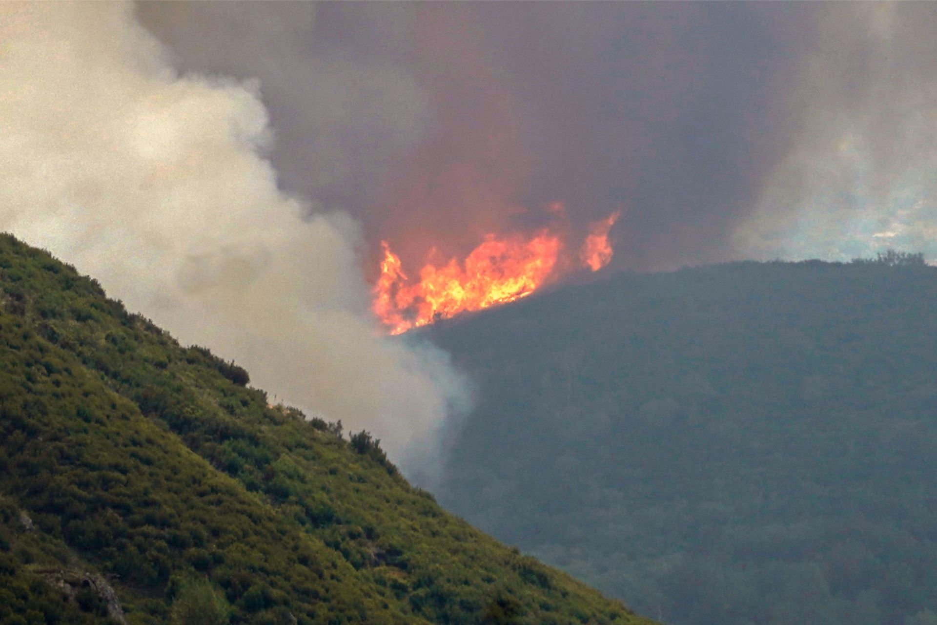 Incendio en Genestoso (Cangas del Narcea)
