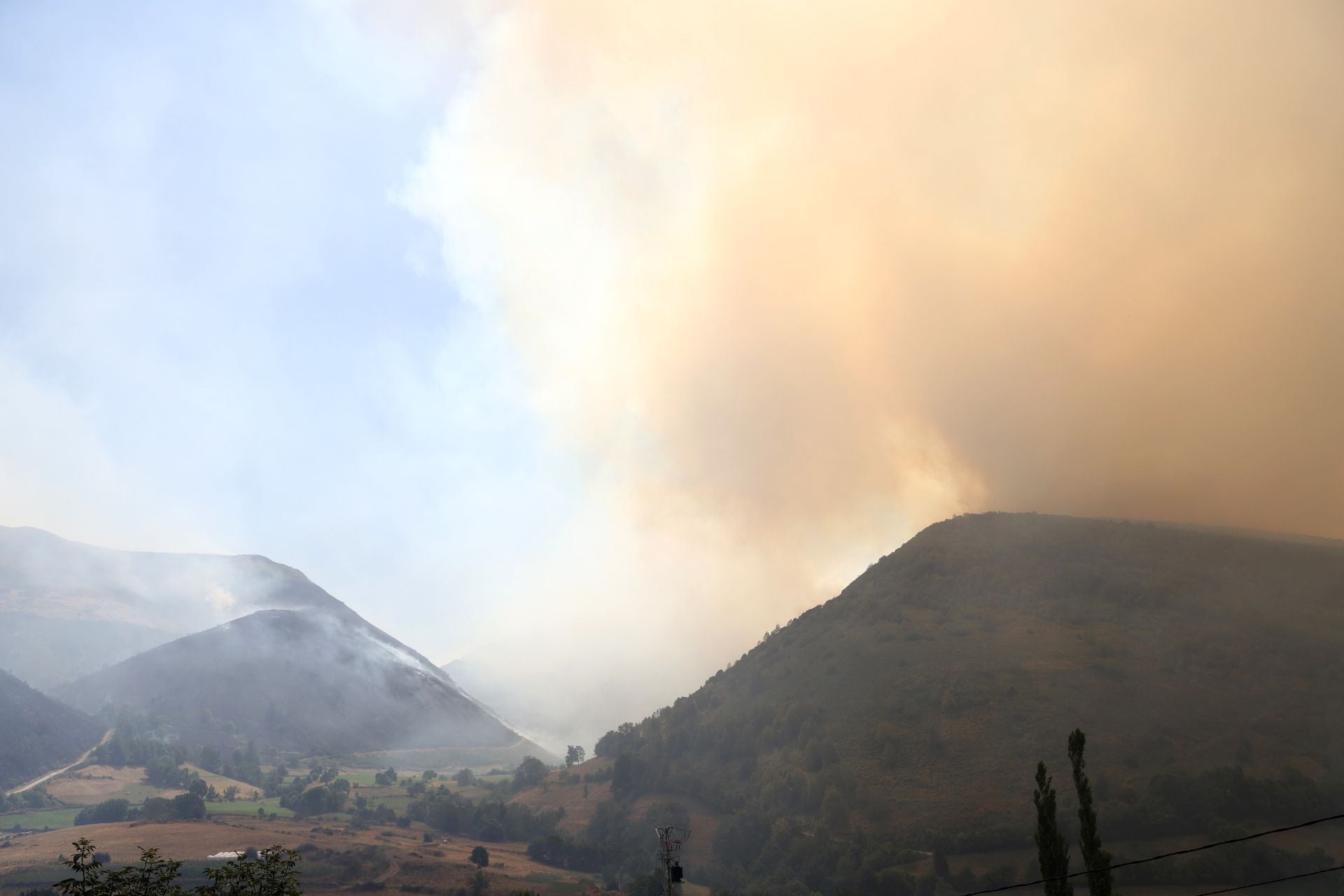 Incendio en Genestoso (Cangas del Narcea)