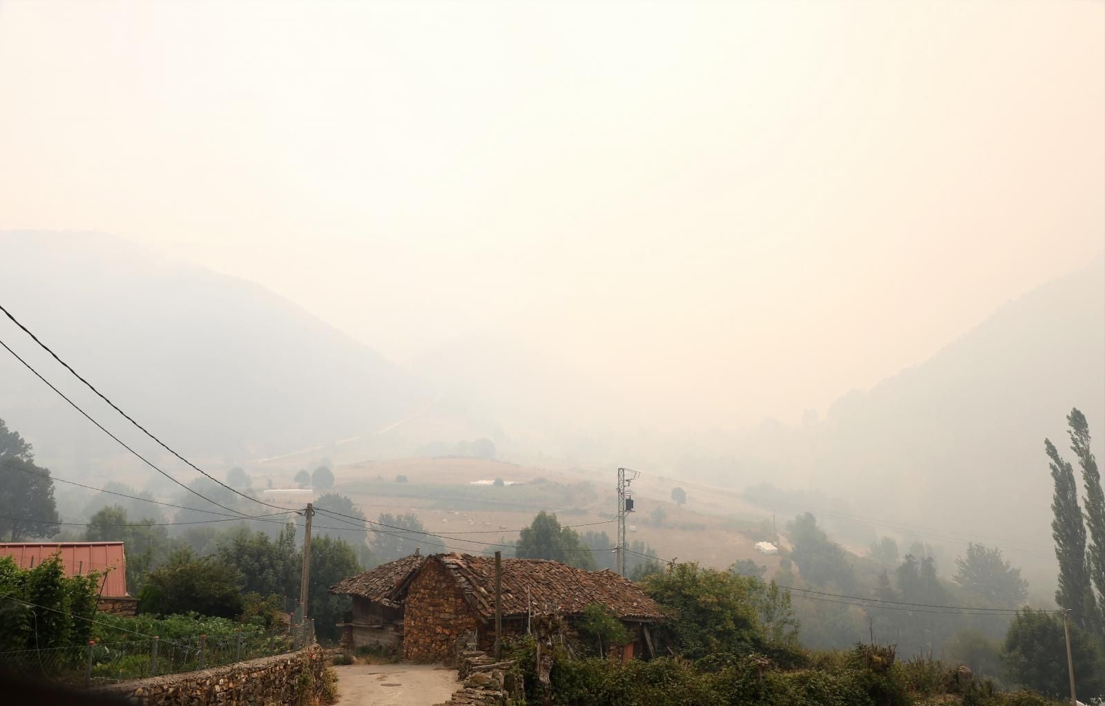 Incendio en Genestoso (Cangas del Narcea)