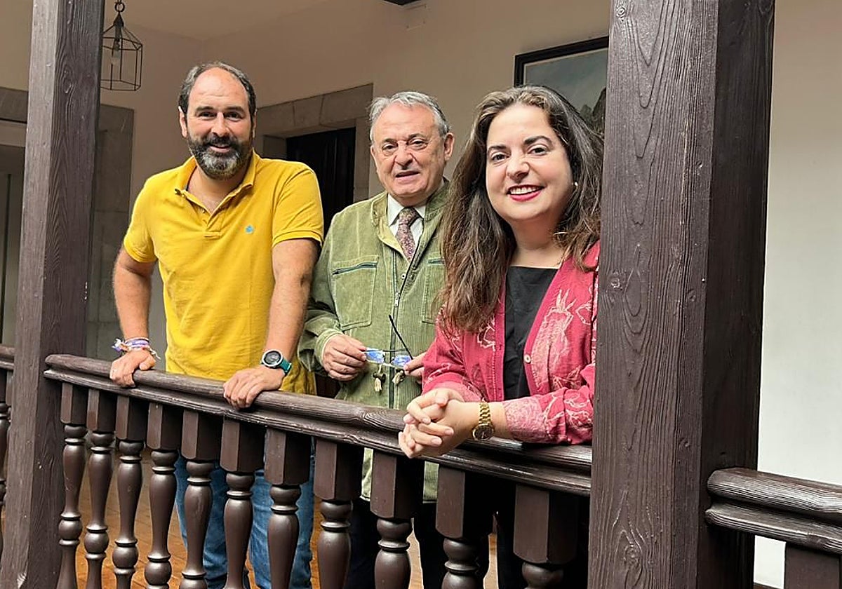 El alcalde David Álvarez, el pregonero Jacinto Insunza y la concejala de Festejos, Carolina Fernández, este lunes en el ayuntamiento de Pravia.