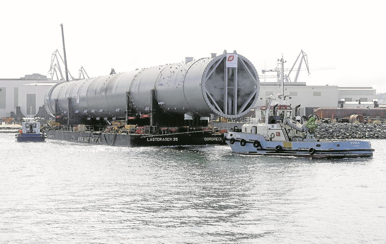 Una estructura de más de mil toneladas de peso fabricada por Duro Felguera es sacada de las instalaciones de El Tallerón a través del mar.