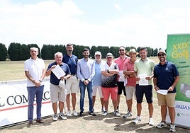 Los premiados en la octava prueba del Trofeo EL COMERCIO-ABANCA posaron en la tradicional foto de familia en la clausura de la competición en el campo de La Morgal.