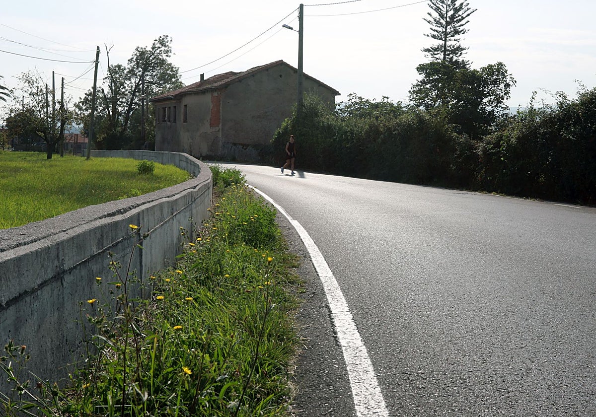 Una carretera de la zona rural de Gijón.
