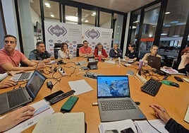 Adriana Lastra, Adrián Barbón y Alejandro Calvo, junto a directores generales y técnicos del SEPA, en la reunión del centro de coordinación.