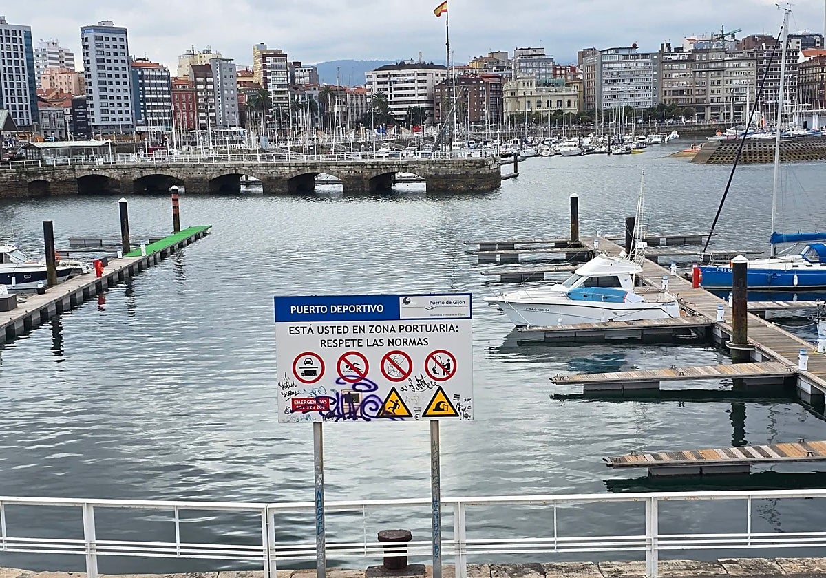 Cartel en el Puerto Deportivo con la prohibición de bañarse en la zona de los pantalanes.