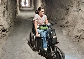 Silvia Valdezate, en la zona del túnel de la Senda del Oso en la que sufrió el accidente, con su silla de ruedas automotriz.