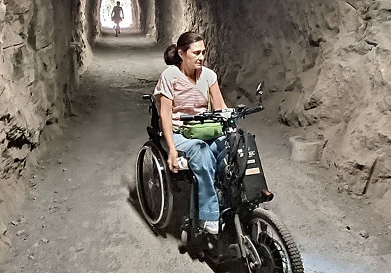 Silvia Valdezate, en la zona del túnel de la Senda del Oso en la que sufrió el accidente, con su silla de ruedas automotriz.