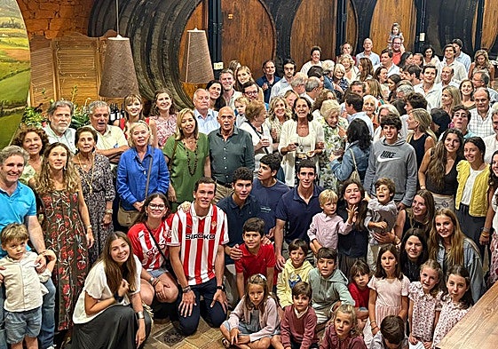 Foto de familia de 117 descendientes de Jovellanos en el llagar El Trole.