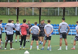 Dani Vidal se dirige a los jugadores del Real Avilés en el primer entrenamiento de la semana en La Toba.