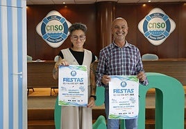 Noelia Barredo y Gonzalo Méndez, vicepresidenta primera y presidente del Club Natación Santa Olaya, con el cartel de las fiestas.