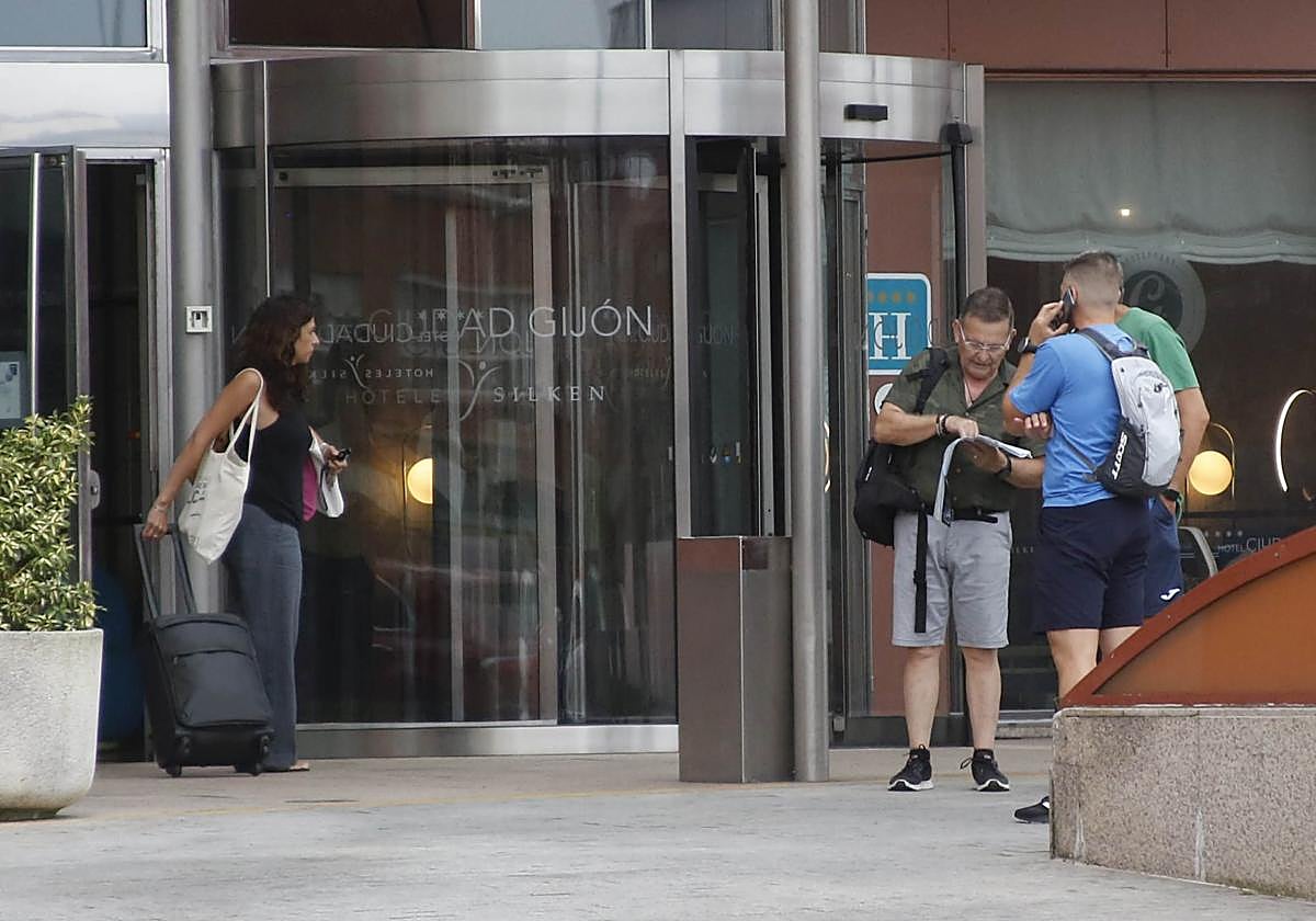 Turistas a las puertas de un hotel de cuatro estrellas de Gijón.