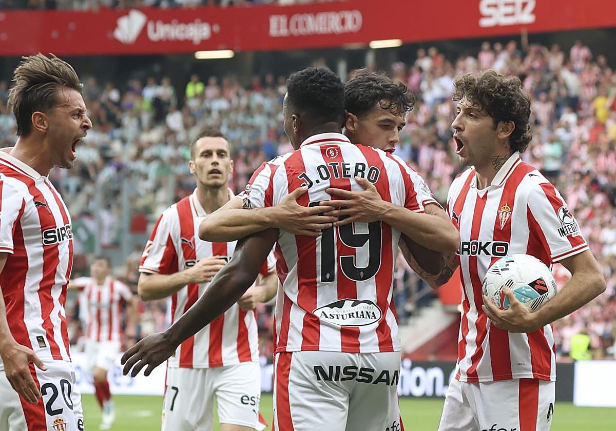 Los jugadores del Sporting celebran uno de los dos goles del equipo.