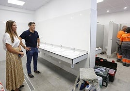 La vicealcaldesa Ángela Pumariega y el concejal de Deportes y Educación Jorge Pañeda, este martes, en el nuevo aseo de la tribuna oeste del Complejo Deportivo de Las Mestas.