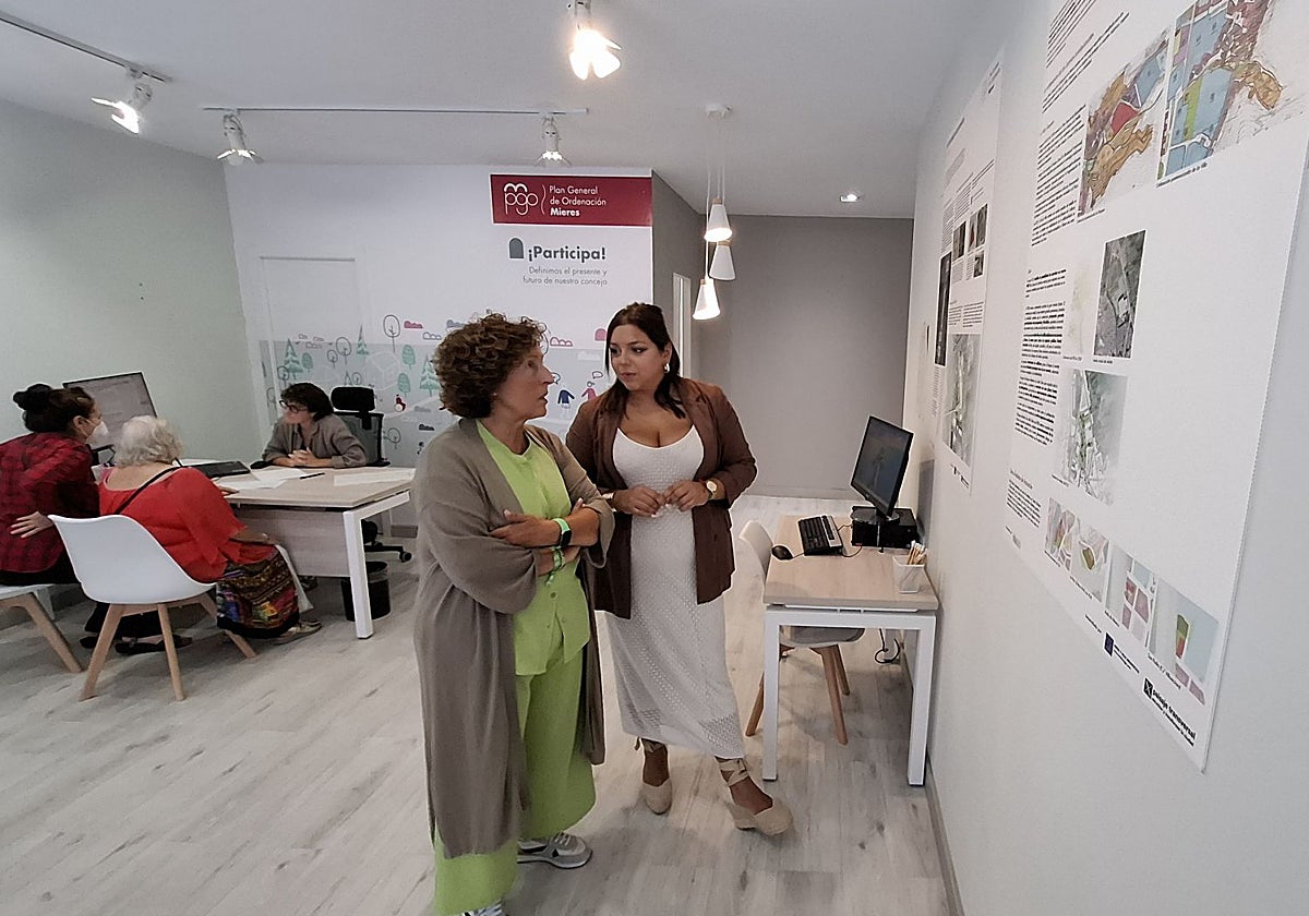 La teniente de alcalde, Teresa Iglesias, y la edil de Desarrollo Urbano Sostenible, Marta Jiménez, en la oficina del Plan General de Ordenación de Mieres, en la calle Valeriano Miranda.