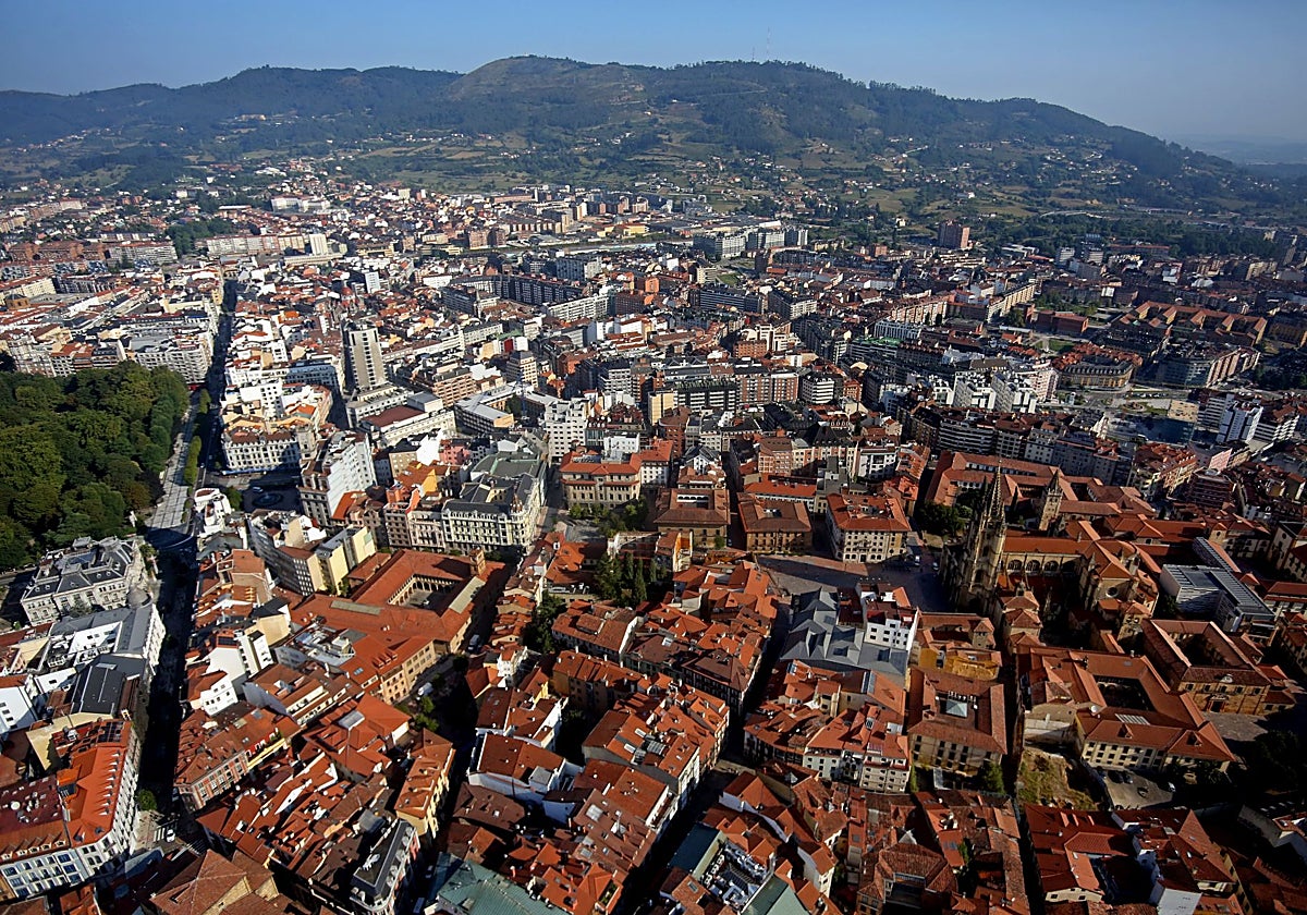 Una vista del centro y El Antiguo de oviedo, donde se implantará la Zona de Bajas Emisiones.