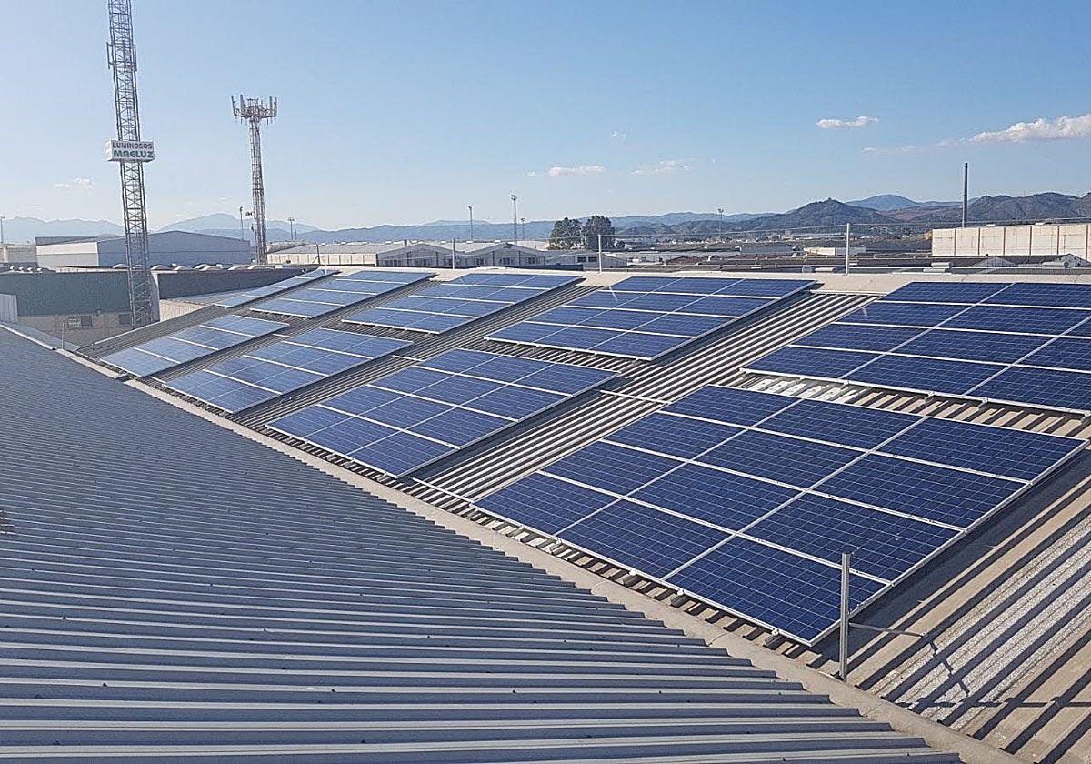 Paneles solares sobre un tejado.
