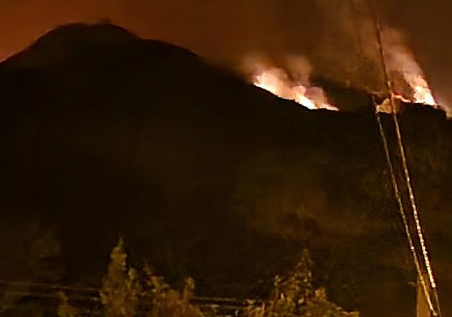 Incendio en la zona de Perlunes, en Somiedo.