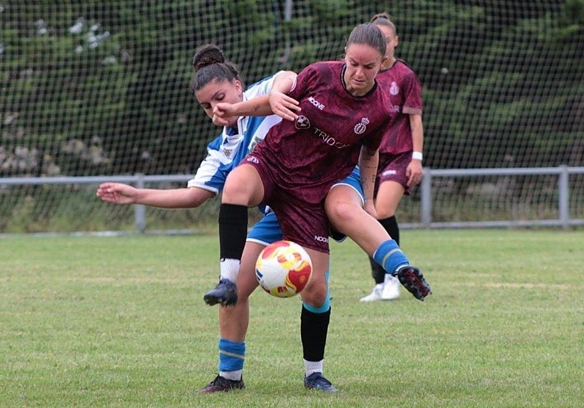 Marina aguanta un balón en el amistoso frente al Deportivo B esta pretemporada.
