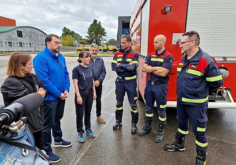 Foto: El presidente asturiano, junto a la delegada del Gobierno y el consejero de Gestión de Emergencias, saluda al equipo de bomberos de Andorra desplazado a Asturias para colaborar en la extinción de incendios. Vídeo: imágenes del SEPA del incendio en Degaña esta mañana.