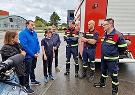 Foto: El presidente asturiano, junto a la delegada del Gobierno y el consejero de Gestión de Emergencias, saluda al equipo de bomberos de Andorra desplazado a Asturias para colaborar en la extinción de incendios. Vídeo: imágenes del SEPA del incendio en Degaña esta mañana.