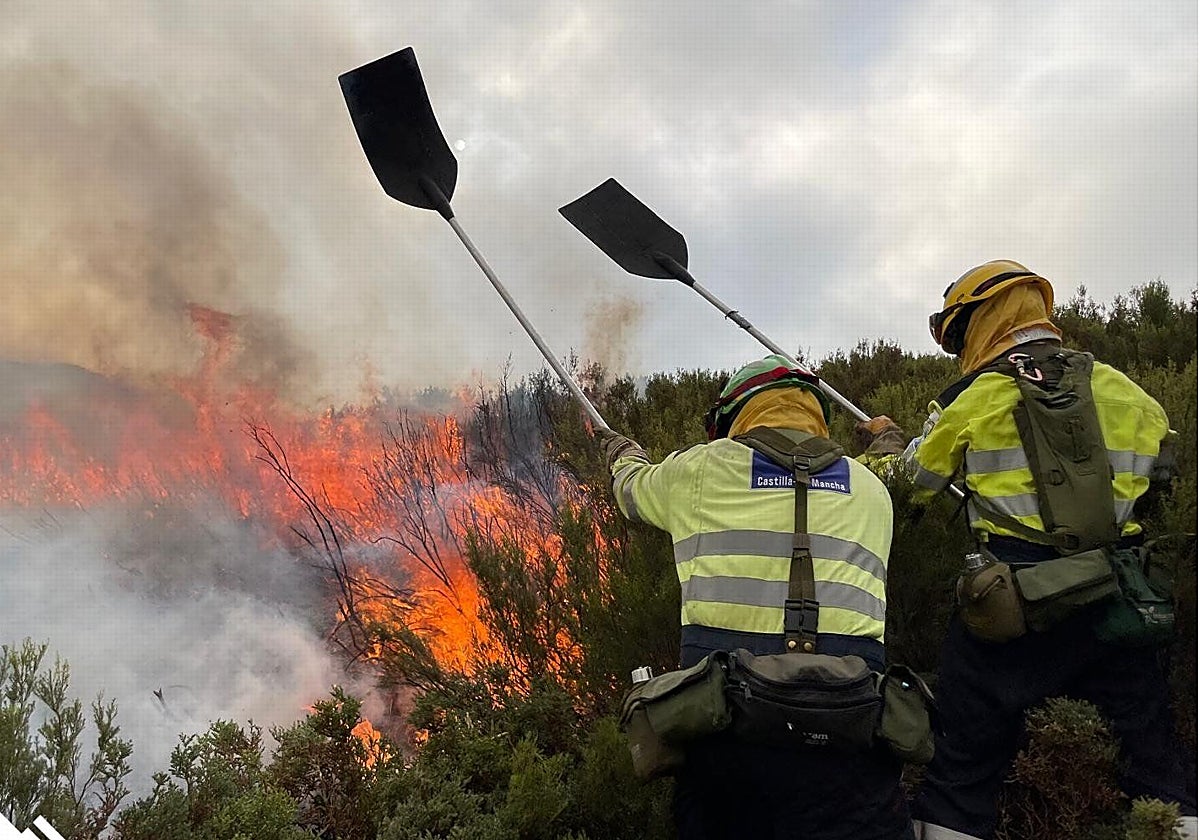 Varios bomberos tratan de aplacar el incendio que ha puesto en vilo al concejo de Degaña.