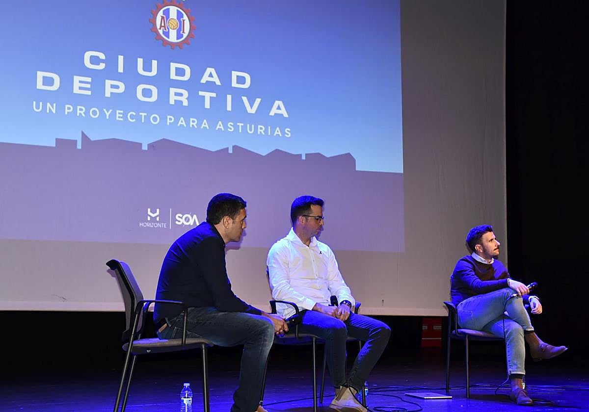 Diego Baeza, con los técnicos que diseñaron el proyecto, en la presentación de la ciudad deportiva en el Teatro El Llar de Corvera.