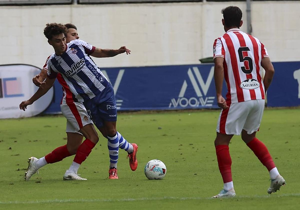 Dacal, agarrado por Gaspar en el amistoso frente al Sporting en el Suárez Puerta.