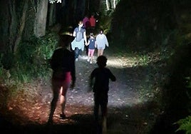 El plan es sencillo, atractivo y para todos los públicos: una ruta senderista de poco más de 5 kilómetros a la luz de la luna y las linternas. El Grupo de Montaña La Chiruca lleva ya 12 años organizando esta cita, cien por cien gratuita, por la senda Entrecabos.