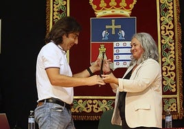 Eva Pérez recibe el bastón de la Alcaldía de manos de Gerardo Sanz, quien dimitió recientemente.