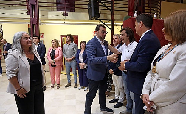 Barbón saluda a Sanz y al resto de miembros de la Corporación.