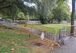 Vallado de obra instalado en la zona del parque colindante con la calle Murcia.