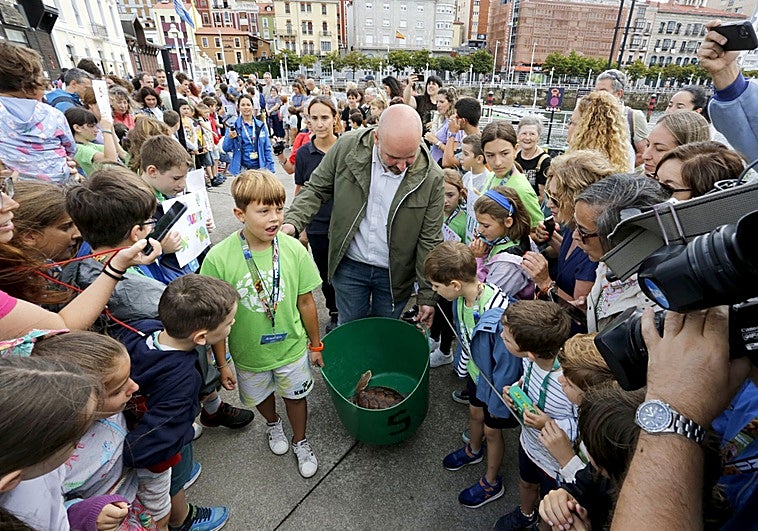 Ander Iglesias y Marcos da Rocha trasladan a 'Cinco' a la embarcación de la Guardia Civilen medio de una gran expectación. Tras ellos, la veterinaria del CRAMA Laura Marcos.