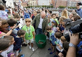 Ander Iglesias y Marcos da Rocha trasladan a 'Cinco' a la embarcación de la Guardia Civilen medio de una gran expectación. Tras ellos, la veterinaria del CRAMA Laura Marcos.