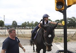 Sofía González, a lomos de 'Galis', pulsa el botón del nuevo semáforo de Albert Einstein para cruzar del Chas a Las Mestas.