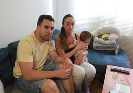 Adrián Solana, Yolanda Mejías y su hija Cloe, de seis meses, en el piso que deben abandonar en La Calzada.