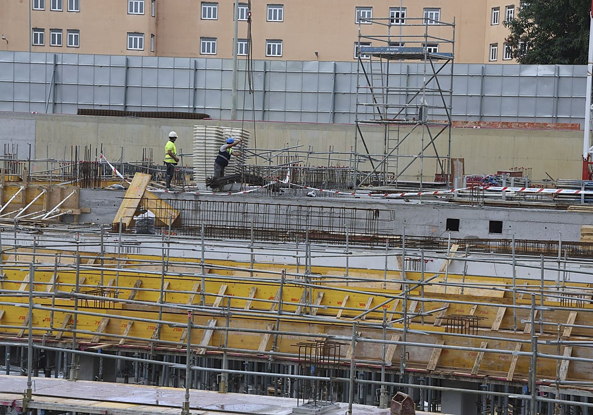 Avance de las obras en la zona colindante con el IES Jovellanos, donde se trabaja ya al nivel de calle tras completar la estructura bajo rasante.