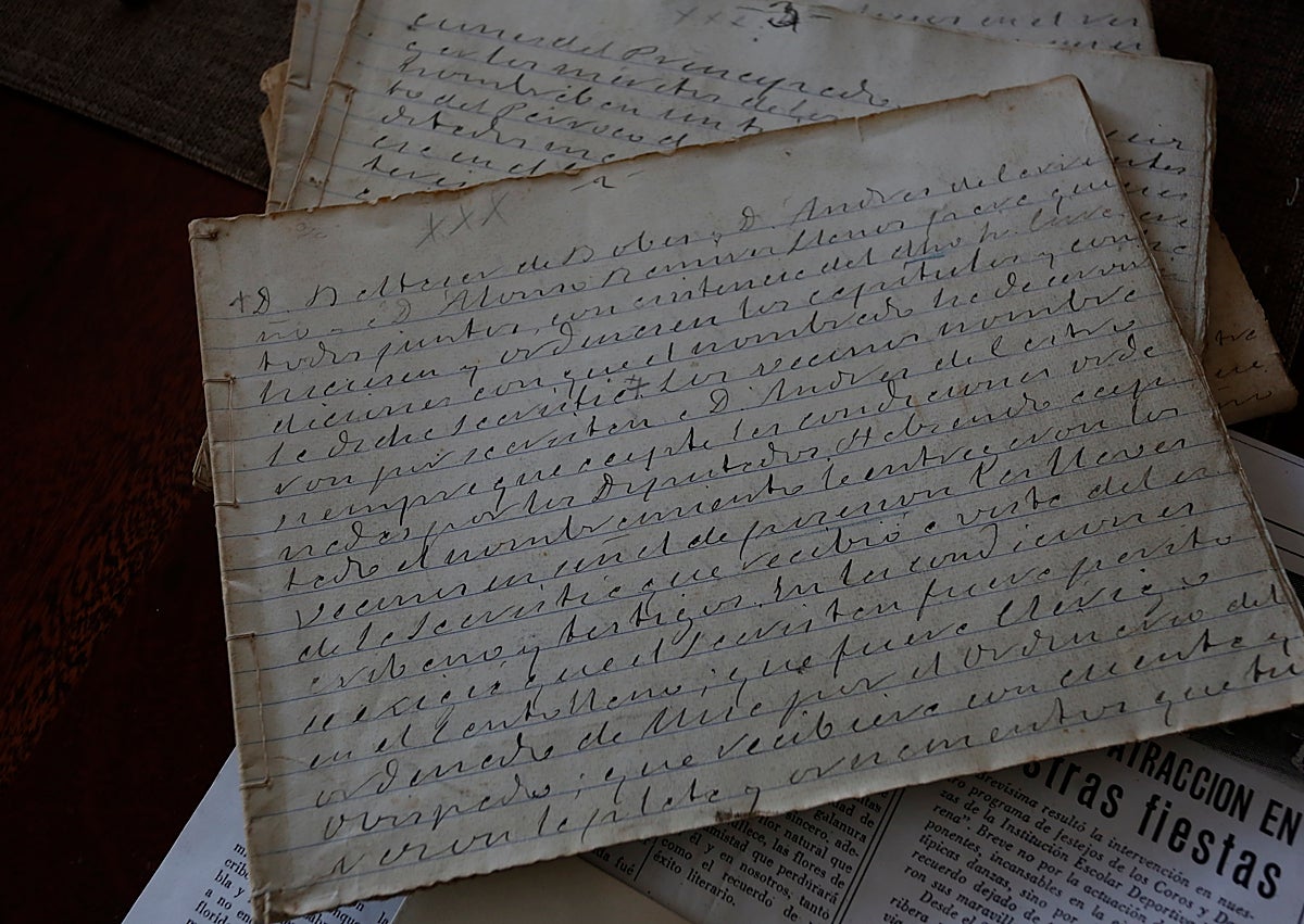 Imagen secundaria 1 - Flor Hevia, en su casa, con objetos personales de Víctor Labrada como su máquina de escribir, sus libros y, en las fotos 2 y 3, un borrador de su libro de Cimadevilla y su reloj de bolsillo.