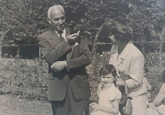 Víctor Labrada, Florinda Hevia y Flor, en el parque de Isabel la Católica.