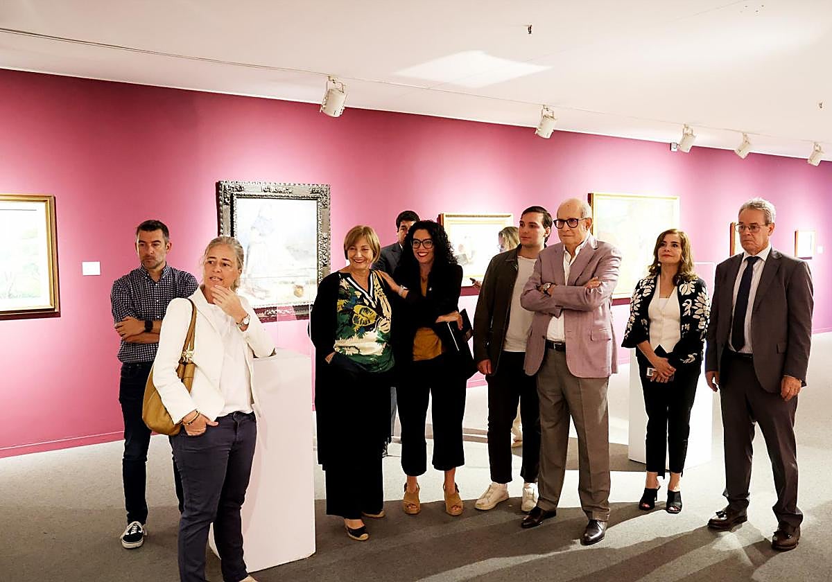 Juan Antonio Pérez Simón junto a su nieto, en el centro, escuchan las explicaciones de la comisaria Alicia Vallina.