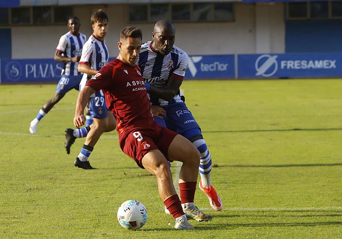 Babin presiona a Manu Justo en el amistoso frente a la Cultural Leonesa.