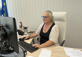 La alcaldesa de Llanera, Eva María Pérez, en su primer día de trabajo tras su investidura.