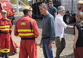 Pedro Sánchez, este miércoles, en el Puesto de Mando Avanzado instalado en Jarillas por los incendios forestales en Cáceres y Zamora.