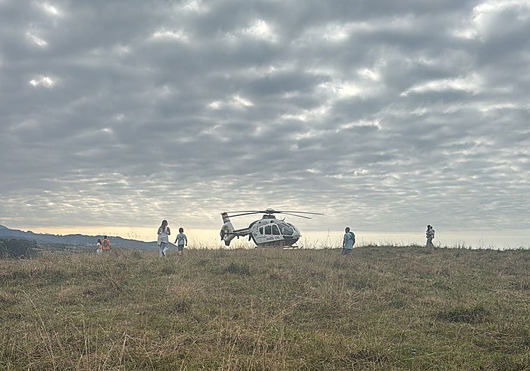 El helicóptero de la Guardia Civil, en el paseo de San Pedro, antes de acceder a las rocas donde se encontraba el muerto.